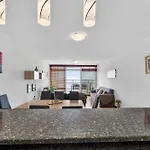 Penthouse Iconic 706 *