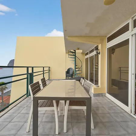 Penthouse Iconic 706 *